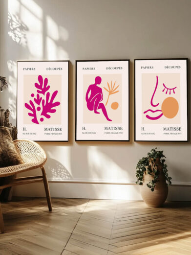 I dette plakatsæt er Matisse’s forenklede og elegante former i fokus. Hver plakat udtrykker hans evne til at reducere det komplekse til det essentielle, hvor menneskekroppen og naturens elementer er forvandlet til enkle, stiliserede former. Matisse’s sans for balance og harmoni kommer til udtryk i de bløde, organiske linjer og de rytmiske mønstre, der definerer hans kunst. Sættet reflekterer hans evne til at skabe poesi og skønhed ud af det enkle, og inviterer beskueren til at finde glæde i de mest grundlæggende former i naturen og menneskets liv.