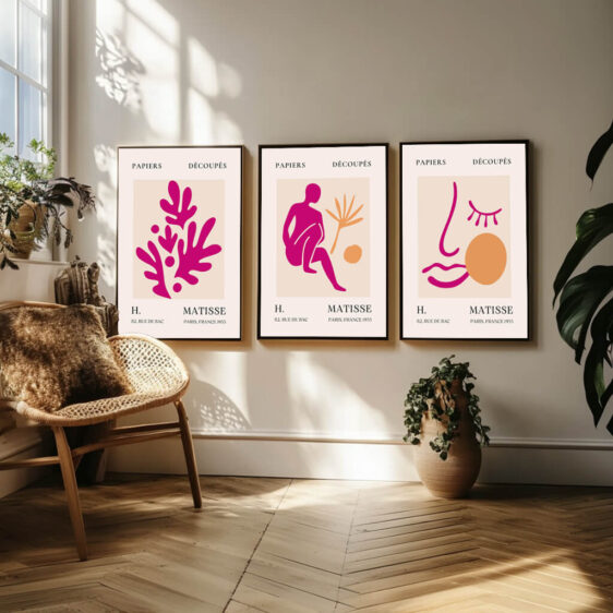 I dette plakatsæt er Matisse’s forenklede og elegante former i fokus. Hver plakat udtrykker hans evne til at reducere det komplekse til det essentielle, hvor menneskekroppen og naturens elementer er forvandlet til enkle, stiliserede former. Matisse’s sans for balance og harmoni kommer til udtryk i de bløde, organiske linjer og de rytmiske mønstre, der definerer hans kunst. Sættet reflekterer hans evne til at skabe poesi og skønhed ud af det enkle, og inviterer beskueren til at finde glæde i de mest grundlæggende former i naturen og menneskets liv.