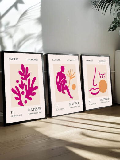 Dette plakatsæt fokuserer på Matisse’s udforskning af det abstrakte. I disse plakater ser vi, hvordan han frigør sig fra virkelighedens begrænsninger og udtrykker følelser gennem abstrakte former og farver. De bløde, flydende linjer og de stærke farvefelter skaber en følelse af bevægelse og energi, som Matisse brugte til at kommunikere det, der ikke kan beskrives med ord. Sættet repræsenterer Matisse’s konstante søgen efter at udtrykke følelser og liv gennem det visuelle, hvor farve og form bliver til et sprog af deres egen.