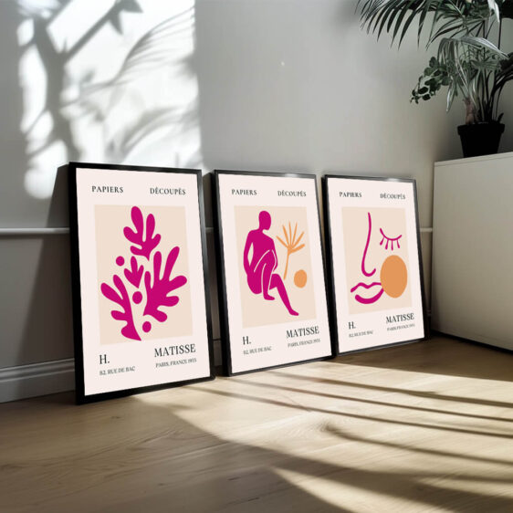 Dette plakatsæt fokuserer på Matisse’s udforskning af det abstrakte. I disse plakater ser vi, hvordan han frigør sig fra virkelighedens begrænsninger og udtrykker følelser gennem abstrakte former og farver. De bløde, flydende linjer og de stærke farvefelter skaber en følelse af bevægelse og energi, som Matisse brugte til at kommunikere det, der ikke kan beskrives med ord. Sættet repræsenterer Matisse’s konstante søgen efter at udtrykke følelser og liv gennem det visuelle, hvor farve og form bliver til et sprog af deres egen.