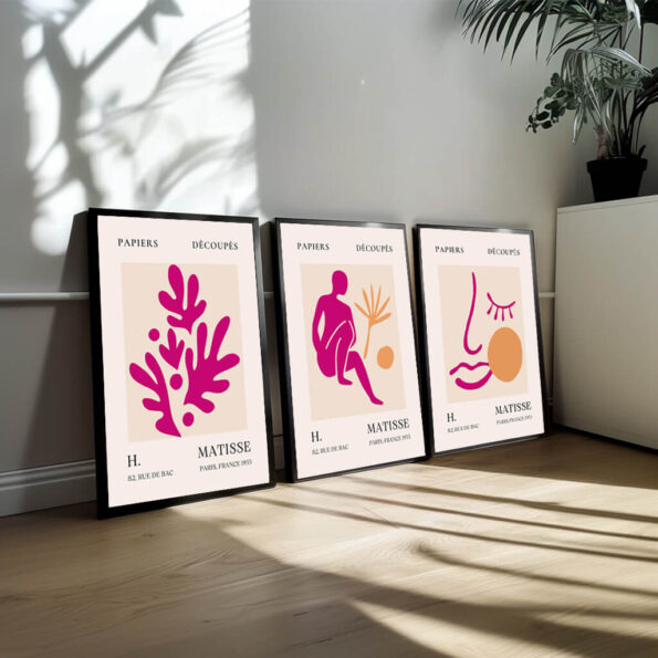 Dette plakatsæt fokuserer på Matisse’s udforskning af det abstrakte. I disse plakater ser vi, hvordan han frigør sig fra virkelighedens begrænsninger og udtrykker følelser gennem abstrakte former og farver. De bløde, flydende linjer og de stærke farvefelter skaber en følelse af bevægelse og energi, som Matisse brugte til at kommunikere det, der ikke kan beskrives med ord. Sættet repræsenterer Matisse’s konstante søgen efter at udtrykke følelser og liv gennem det visuelle, hvor farve og form bliver til et sprog af deres egen.