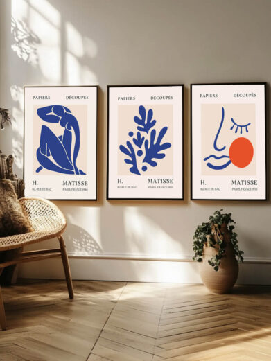 Dette plakatsæt fanger Matisse’s evne til at forenkle og abstrahere former, samtidig med at han bevarer deres ekspressive kraft. De tre plakater viser menneskekroppen og naturens elementer i en stiliseret form, hvor bløde linjer og rytmiske bevægelser træder frem. Matisse’s minimalistiske tilgang til form og hans forkærlighed for de rene, enkle linjer skaber en følelse af frihed og lethed. Sættet understreger hans tro på, at kunst bør være en umiddelbar og sanselig oplevelse, hvor hvert billede kommunikerer sin egen rytme og skønhed.