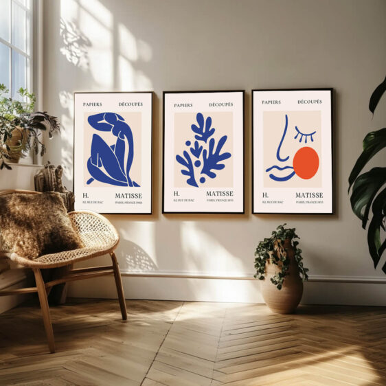 Dette plakatsæt fanger Matisse’s evne til at forenkle og abstrahere former, samtidig med at han bevarer deres ekspressive kraft. De tre plakater viser menneskekroppen og naturens elementer i en stiliseret form, hvor bløde linjer og rytmiske bevægelser træder frem. Matisse’s minimalistiske tilgang til form og hans forkærlighed for de rene, enkle linjer skaber en følelse af frihed og lethed. Sættet understreger hans tro på, at kunst bør være en umiddelbar og sanselig oplevelse, hvor hvert billede kommunikerer sin egen rytme og skønhed.