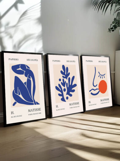 I dette plakatsæt er Matisse’s abstrakte værker i fokus, hvor han frigør farve og form fra virkelighedens begrænsninger. Hver plakat rummer en indre dynamik, hvor farvefelter og organiske former spiller sammen i et visuelt sprog, der taler direkte til følelserne. Der er en legende kvalitet i hans kompositioner, og hvert billede udtrykker både spontanitet og kontrol. Dette sæt giver en følelse af Matisse’s konstante eksperimentering med form og farve, hvor kunsten ikke handler om at afbilde verden, men om at skabe en helt ny visuel oplevelse.