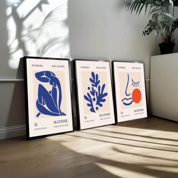 I dette plakatsæt er Matisse’s abstrakte værker i fokus, hvor han frigør farve og form fra virkelighedens begrænsninger. Hver plakat rummer en indre dynamik, hvor farvefelter og organiske former spiller sammen i et visuelt sprog, der taler direkte til følelserne. Der er en legende kvalitet i hans kompositioner, og hvert billede udtrykker både spontanitet og kontrol. Dette sæt giver en følelse af Matisse’s konstante eksperimentering med form og farve, hvor kunsten ikke handler om at afbilde verden, men om at skabe en helt ny visuel oplevelse.