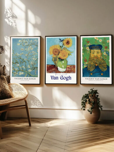 Dette plakatsæt hylder Van Gogh’s evne til at finde stor skønhed i de stille objekter og personerne omkring ham. Plakaterne indeholder hans berømte portrætter og stilleben, hvor hans unikke maleteknik, fuld af liv og energi, giver disse værker en dyb følelsesmæssig tyngde. Uanset om det er et portræt af en person eller en buket blomster, er hver plakat et udtryk for Van Gogh’s evne til at bringe lys og varme til hverdagslige objekter. Hans usædvanlige farvebrug og de dybe teksturer inviterer til en nærmere betragtning af det enkle liv og de mennesker, han så som vigtige.