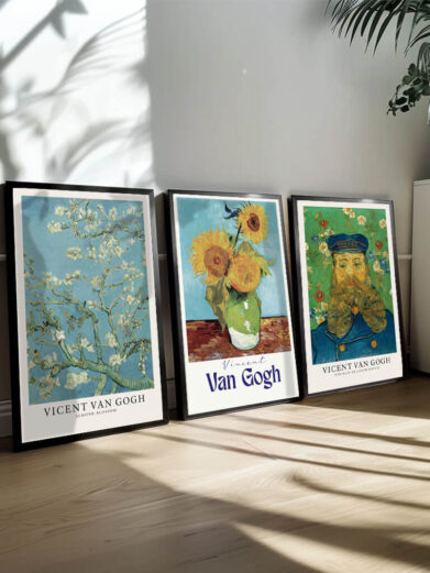 Dette plakatsæt samler tre af Van Goghs værker, hvor kontrasten mellem lys og mørke spiller en central rolle. Hver plakat viser en scene, hvor natten eller et dæmpet lys møder den stærke, farverige energi, som Van Gogh ofte anvendte i sine værker. Hans storslåede stjernehimmel eller de mørke, dramatiske naturscener reflekterer hans indre kamp, samtidig med at de er fyldt med en undrende poesi. Sættet udforsker, hvordan Van Gogh’s arbejde gik ud over det visuelle, og blev en måde at udtrykke følelser og stemninger på gennem farve og lys.