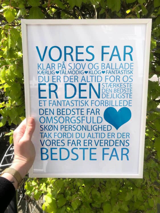 Blå 'Vores Far' plakat. Tekst i lyseblå, hvid ramme. Perfekt gave til far, fars dag, eller som boligplakat. Stilfuldt citat.