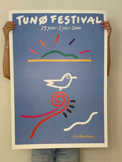 Bo Bendixen plakat fra Tunø Festival 2000. Blå baggrund med hvid fugl, sol, og abstrakt landskab i farver. Kunstnerisk og limited edition.