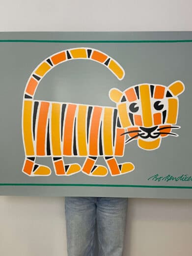 Bo Bendixen plakat med en orange og gul stribet tiger på grå baggrund med grøn kant. Unik kunstplakat.