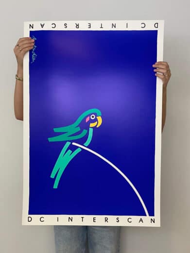 Bo Bendixen plakat med en stiliseret grøn papegøje på en blå baggrund. Unik og farverig kunst til dit hjem.