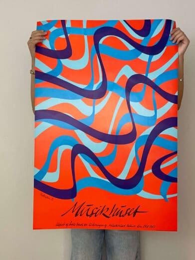 Bo Bendixen plakat med orange baggrund og blå, lilla slyngede linjer. Musik motiv. Flot grafisk design.