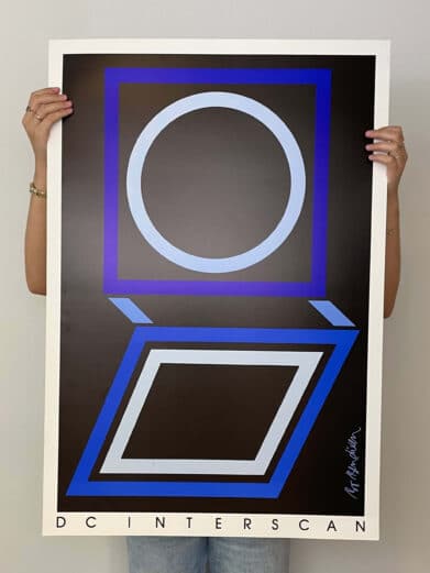 Bo Bendixen plakat med geometriske former i blå nuancer. Moderne kunsttryk til vægdekoration.
