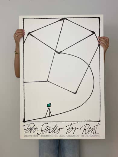 Bo Bendixen plakat med sort geometrisk design på hvid baggrund. Nederst ses grønt element og tekst om fotostudie.