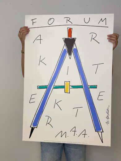 Bo Bendixen plakat med geometrisk design, viser en stor passer i blåt, sort, gul og grøn. 'Forum Arkitekter m.a.a.' tekst.