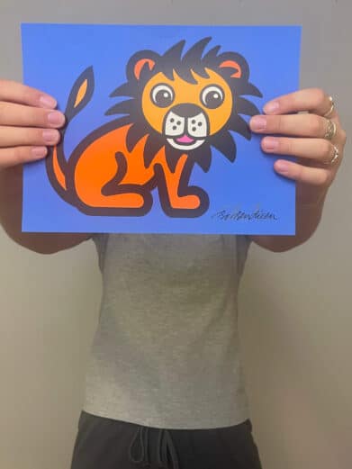 Bo Bendixen plakat: Tegnet løve på blå baggrund. Orange krop, sort manke. Perfekt til børneværelset. Detaljeret og farverig.