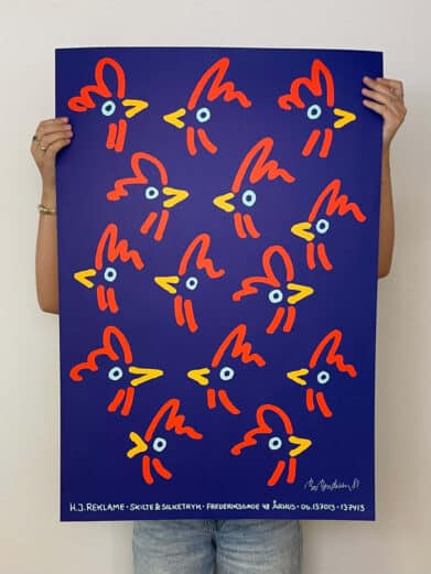Bo Bendixen plakat med røde fugle på en blå baggrund. Unikt design fra 70-700x700.jpg. Perfekt til kunstelskere.