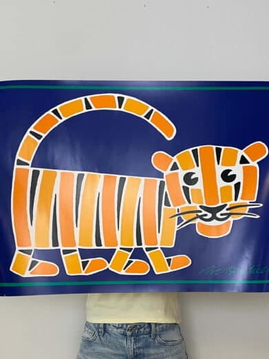 Bo Bendixen plakat: Farverig tiger på blå baggrund med grøn ramme. Enkelt, stilfuldt design. Perfekt til børneværelset.