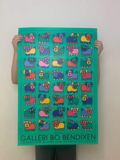 Bo Bendixen plakat med farverige hunde på grøn baggrund. En sjov og unik tilføjelse til ethvert hjem.