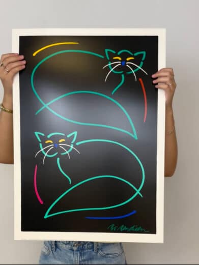 Bo Bendixen plakat med to katte tegnet i neonfarver på sort baggrund. Stilfuldt og moderne design.
