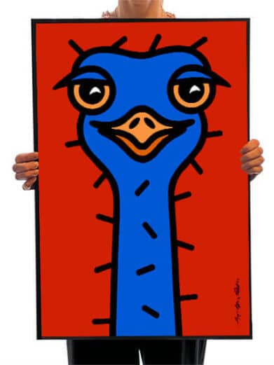 Bo Bendixen rød struds plakat. Farverig kunst med en blå struds mod en rød baggrund. Moderne og unikt design.