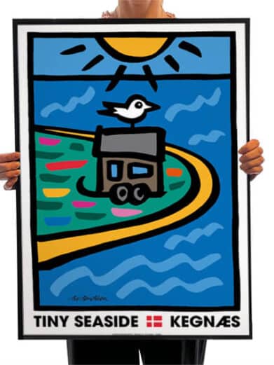 Bo Bendixen Seaside Kegnaes plakat. Farverig illustration af hav, sol, fugl og campingvogn. Et kunsttryk fra Bo Bendixen.