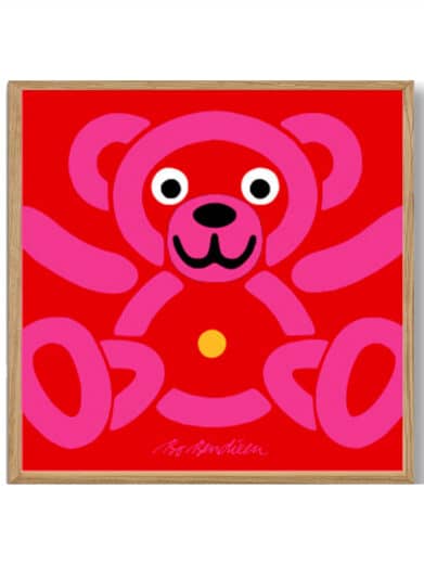 Bo Bendixen plakat: Rød bamse illustration med lyserøde detaljer i en treramme.  En unik og limited edition kunstplakat.