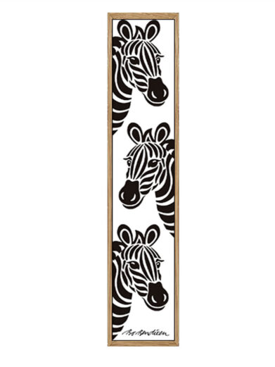 Bo Bendixen zebra plakat. Sort/hvidt design med tre zebrahoveder i en trækramme. Elegant og tidløs kunst til dit hjem.