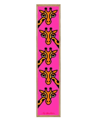 Bo Bendixen plakat med giraffer på pink baggrund. Enkelt, humoristisk design, der spreder glæde. Perfekt til børneværelset.