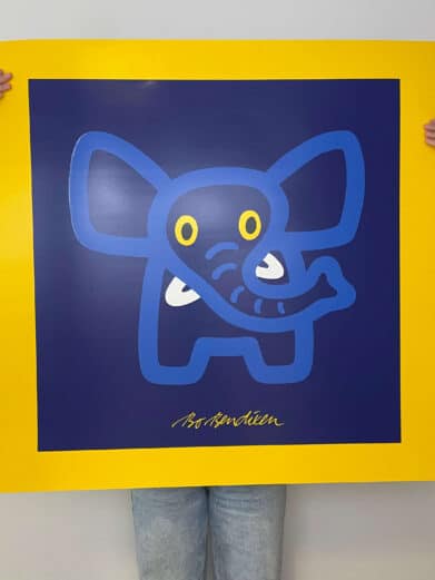 Bo Bendixen plakat med blå elefant på mørkeblå baggrund, indrammet i gul. Enkelt, moderne design. Limited edition.
