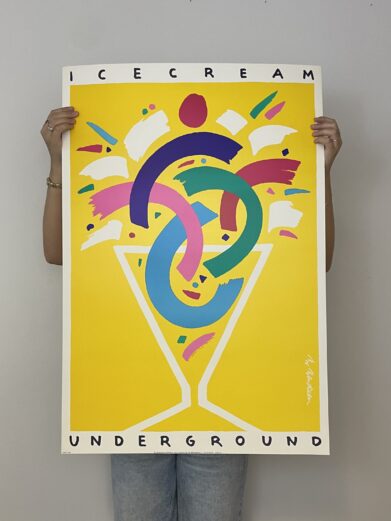 Bo Bendixen plakat: Farverig 'Ice Cream Underground' plakat i gul med pink, blå og grønne former. Et unikt kunstværk.