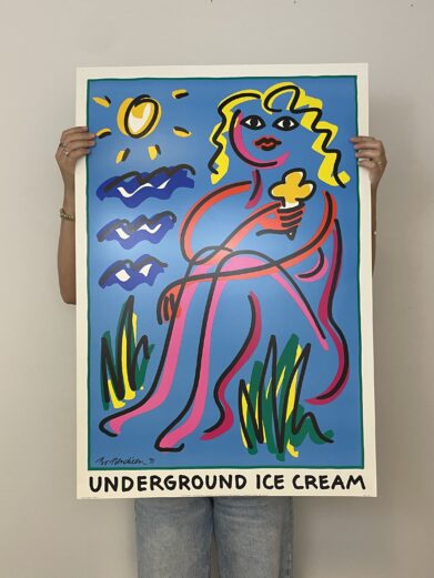 Bo Bendixen plakat: En farverig illustration af en kvinde med is, sol og hav. Modernistisk kunst i lyseblå, pink og gul.