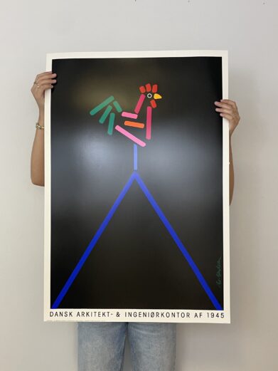 Bo Bendixen plakat med grafisk hane på sort baggrund. Farverige detaljer og minimalistisk design. Perfekt til kunstelskere.