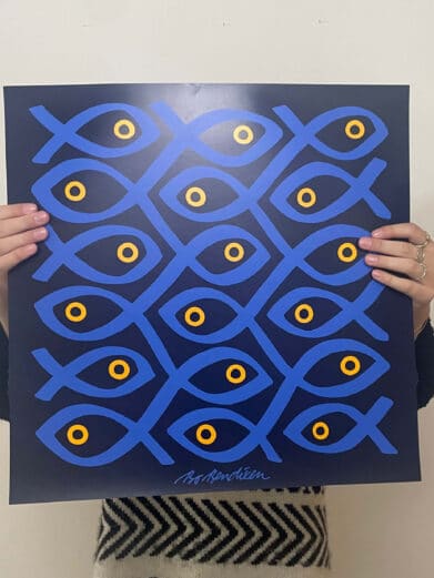 Bo Bendixen plakat med blå fisk på marineblå baggrund. Grafisk tryk med guld detaljer. Et stilfuldt kunstværk.