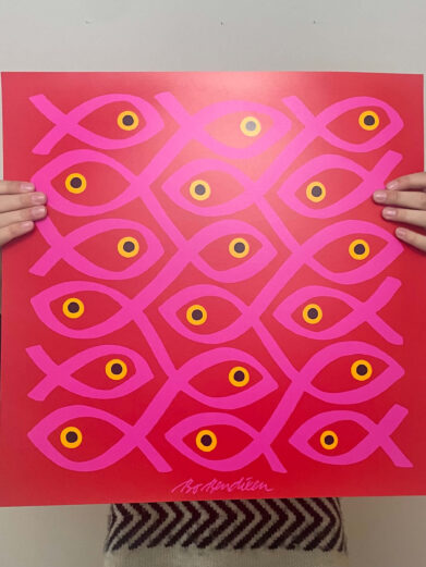 Bo Bendixen plakat med et pink fiskemønster på en rød baggrund. Moderne kunst i begrænset oplag.