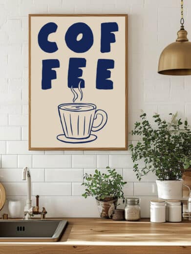 Kaffeplakat med blå kaffekopper og 'Coffee' tekst på beige baggrund i træramme. Moderne køkkenplakat.