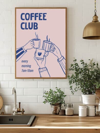 Kaffekopper - kaffeplakat: En lyserød plakat med 'Coffee Club' og tegnede hænder, der skåler med kaffekopper. Moderne køkkenplakat.