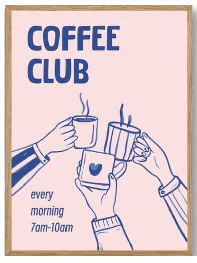 Kaffeplakat med 'Coffee Club' motiv. Illustration af kaffekopper i blå farver på rosa baggrund. En stilfuld køkkenplakat.