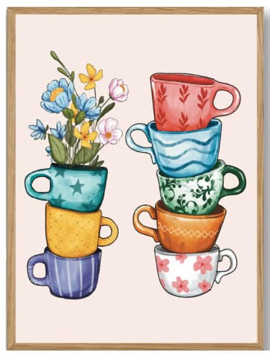 Kaffekopper plakat. Illustration af stablede kaffekopper i forskellige farver og mønstre. En kop er fyldt med blomster. Dekorativ kunst til køkken.