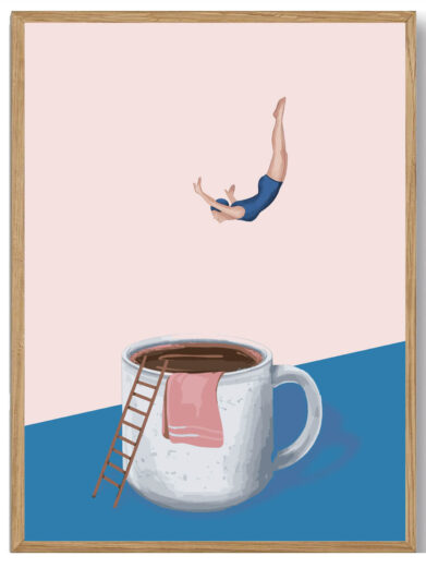 Kaffekopper plakat: En pige dykker i en stor kaffekop. Moderne kunst med rosa himmel og blå baggrund. Perfekt til køkkenet!