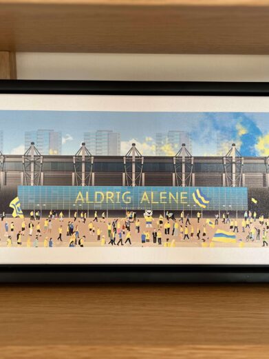 Brøndby Stadion lærredsprint i sort ramme. Limited edition med ikoner som Mogens Krogh. Flotte farver og detaljeret stadion motiv.