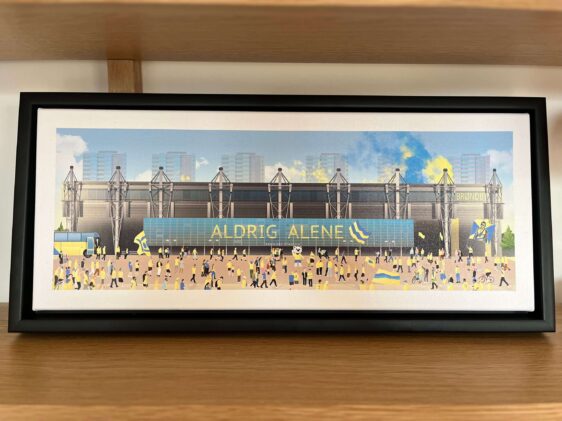 Brøndby Stadion lærredsprint i sort ramme. Limited edition med ikoner som Mogens Krogh. Flotte farver og detaljeret stadion motiv.