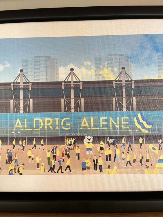 Brøndby Stadion lærredsprint i sort ramme. Ikoniske illustrationer af Mogens Krogh, John Faxen Jensen og Per Bjerregaard.