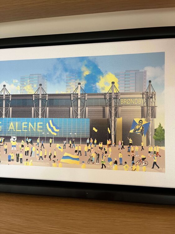 Brøndby Stadion lærredsprint i sort ramme. Illustration af stadion med fans i gult og blåt. Limited edition fodbold plakat.