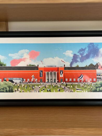 AGF Stadion lærredsprint i sort ramme. Limited edition med ikoner som Stig Tøfting. Farverig og detaljeret fodboldplakat.