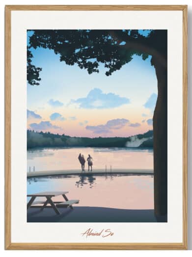 Flot Almind sø - Martin Rahr plakat. Blå himmel, rosa vand, silhouetter af mennesker på en mole. Perfekt til Silkeborg-entusiaster!