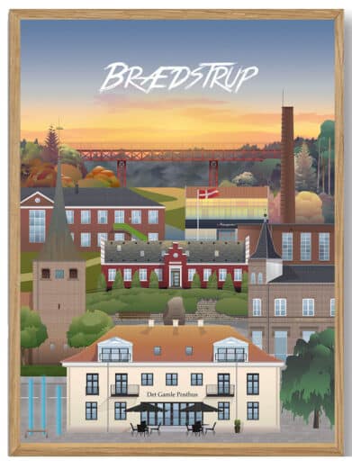Ans Martin Rahr plakat: Farverig illustration af Brædstrup by i Midtjylland. Det Gamle Posthus i forgrunden, bro og solnedgang i baggrunden.