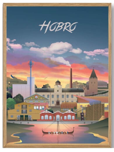 Martin Rahr Ans plakat. Farverig illustration af Hobro med byens vartegn, indrammet i træ. Perfekt til stuen eller kontoret.