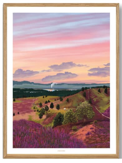 Martin Rahr Ans plakat. Landscape art print featuring rolling hills, heather, and a pastel sky. Framed in light wood.