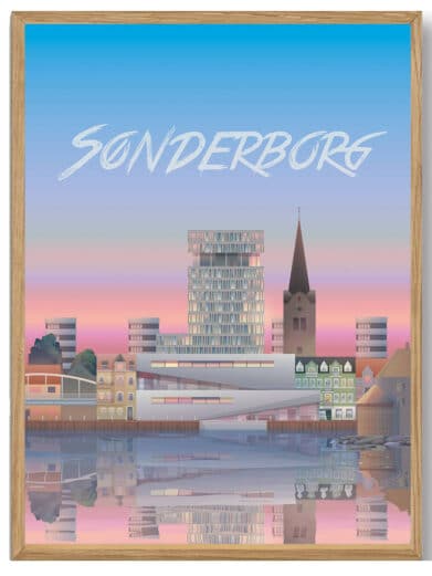 Martin Rahr Ans Plakat: Bybillede af Sønderborg med lyserød himmel og vandrefleksion i en træramme.